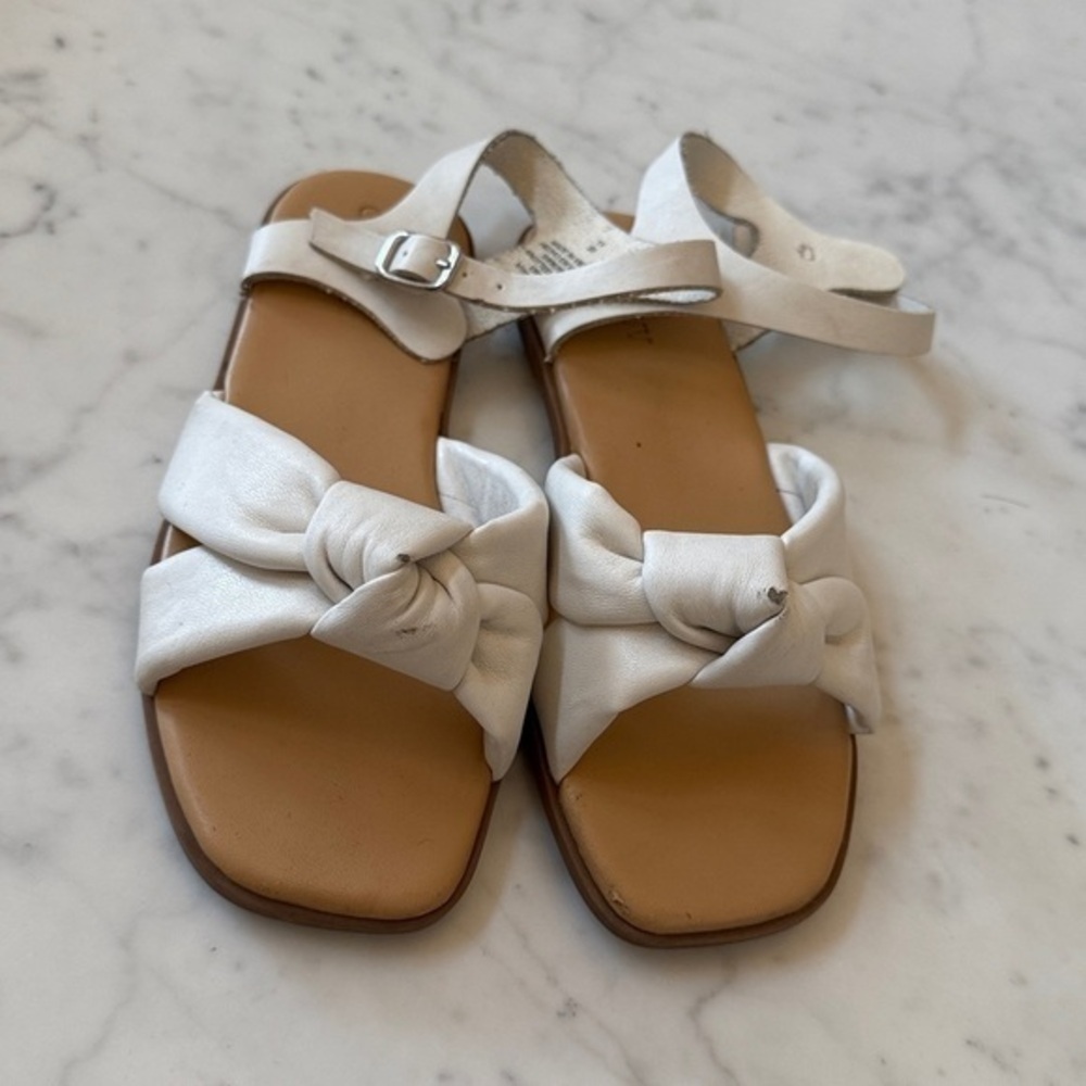 Old Navy Girls White Knot Sandals Size 1 Ankle Buckle Summer Shoes